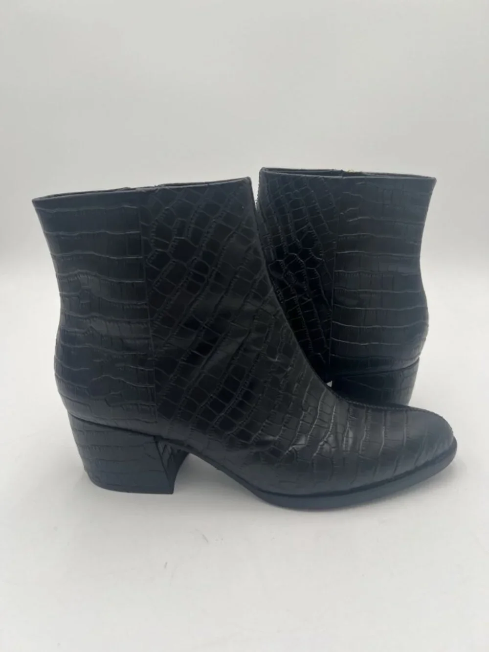 J McLaughlin Women’s 7.5 Black Croc Embossed Leather Ankle Boots Side Zip